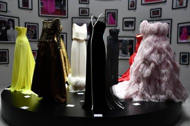 DOHA, Katar - 13 Şubat 2023 'te Katar' ın Doha kentindeki M7 Tasarım ve Teknoloji Müzesinde Ebedi Valentino Sergisi.