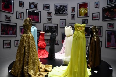 DOHA, Katar - 13 Şubat 2023 'te Katar' ın Doha kentindeki M7 Tasarım ve Teknoloji Müzesinde Ebedi Valentino Sergisi.