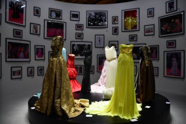 DOHA, Katar - 13 Şubat 2023 'te Katar' ın Doha kentindeki M7 Tasarım ve Teknoloji Müzesinde Ebedi Valentino Sergisi.