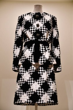 DOHA, Katar - 13 Şubat 2023 'te Katar' ın Doha kentindeki M7 Tasarım ve Teknoloji Müzesinde Ebedi Valentino Sergisi.