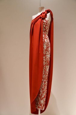 DOHA, Katar - 13 Şubat 2023 'te Katar' ın Doha kentindeki M7 Tasarım ve Teknoloji Müzesinde Ebedi Valentino Sergisi.