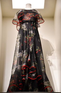 DOHA, Katar - 13 Şubat 2023 'te Katar' ın Doha kentindeki M7 Tasarım ve Teknoloji Müzesinde Ebedi Valentino Sergisi.