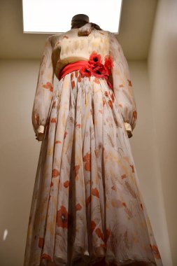 DOHA, Katar - 13 Şubat 2023 'te Katar' ın Doha kentindeki M7 Tasarım ve Teknoloji Müzesinde Ebedi Valentino Sergisi.