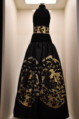 DOHA, Katar - 13 Şubat 2023 'te Katar' ın Doha kentindeki M7 Tasarım ve Teknoloji Müzesinde Ebedi Valentino Sergisi.