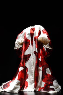 DOHA, Katar - 13 Şubat 2023 'te Katar' ın Doha kentindeki M7 Tasarım ve Teknoloji Müzesinde Ebedi Valentino Sergisi.