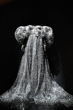 DOHA, Katar - 13 Şubat 2023 'te Katar' ın Doha kentindeki M7 Tasarım ve Teknoloji Müzesinde Ebedi Valentino Sergisi.