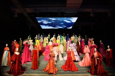 DOHA, Katar - 13 Şubat 2023 'te Katar' ın Doha kentindeki M7 Tasarım ve Teknoloji Müzesinde Ebedi Valentino Sergisi.