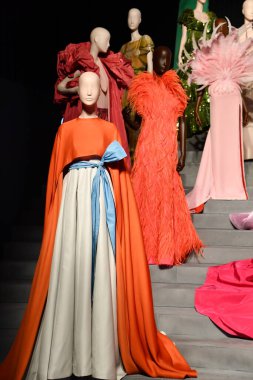 DOHA, Katar - 13 Şubat 2023 'te Katar' ın Doha kentindeki M7 Tasarım ve Teknoloji Müzesinde Ebedi Valentino Sergisi.