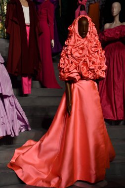 DOHA, Katar - 13 Şubat 2023 'te Katar' ın Doha kentindeki M7 Tasarım ve Teknoloji Müzesinde Ebedi Valentino Sergisi.