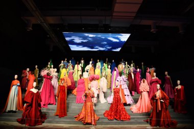 DOHA, Katar - 13 Şubat 2023 'te Katar' ın Doha kentindeki M7 Tasarım ve Teknoloji Müzesinde Ebedi Valentino Sergisi.