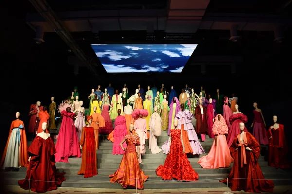 DOHA, Katar - 13 Şubat 2023 'te Katar' ın Doha kentindeki M7 Tasarım ve Teknoloji Müzesinde Ebedi Valentino Sergisi.