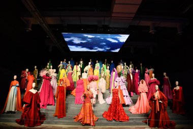 DOHA, Katar - 13 Şubat 2023 'te Katar' ın Doha kentindeki M7 Tasarım ve Teknoloji Müzesinde Ebedi Valentino Sergisi.