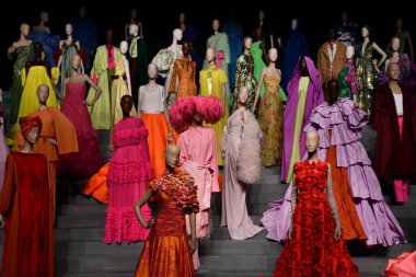 DOHA, Katar - 13 Şubat 2023 'te Katar' ın Doha kentindeki M7 Tasarım ve Teknoloji Müzesinde Ebedi Valentino Sergisi.