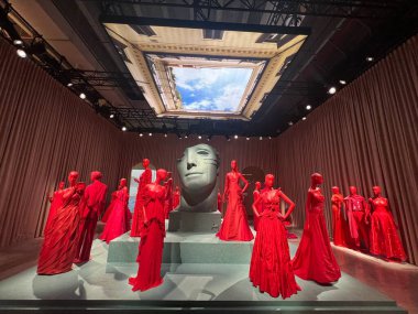 DOHA, Katar - 13 Şubat 2023 'te Katar' ın Doha kentindeki M7 Tasarım ve Teknoloji Müzesinde Ebedi Valentino Sergisi.