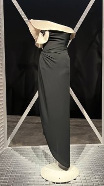 DOHA, Katar - 13 Şubat 2023 'te Katar' ın Doha kentindeki M7 Tasarım ve Teknoloji Müzesinde Ebedi Valentino Sergisi.