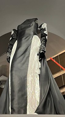 DOHA, Katar - 13 Şubat 2023 'te Katar' ın Doha kentindeki M7 Tasarım ve Teknoloji Müzesinde Ebedi Valentino Sergisi.