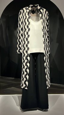 DOHA, Katar - 13 Şubat 2023 'te Katar' ın Doha kentindeki M7 Tasarım ve Teknoloji Müzesinde Ebedi Valentino Sergisi.