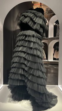 DOHA, Katar - 13 Şubat 2023 'te Katar' ın Doha kentindeki M7 Tasarım ve Teknoloji Müzesinde Ebedi Valentino Sergisi.