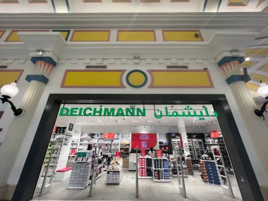 DOHA, Katar - 13 Şubat 2023 'te Katar' ın Doha kentindeki Villaggio AVM 'de Deichmann mağazası. Doha 'nın batı ucundaki Aspire Bölgesi' nde yer almaktadır..