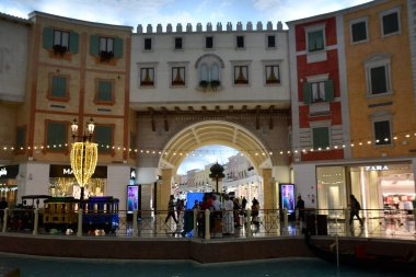 DOHA, Katar - 13 Şubat 2023 'te Katar' ın Doha kentindeki Villaggio AVM 'de görüldüğü gibi. Doha 'nın batı ucundaki Aspire Bölgesi' nde yer almaktadır..
