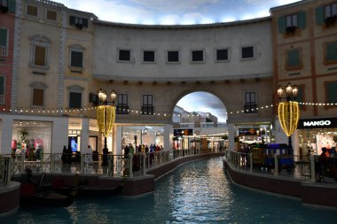 DOHA, Katar - 13 Şubat 2023 'te Katar' ın Doha kentindeki Villaggio AVM 'de görüldüğü gibi. Doha 'nın batı ucundaki Aspire Bölgesi' nde yer almaktadır..