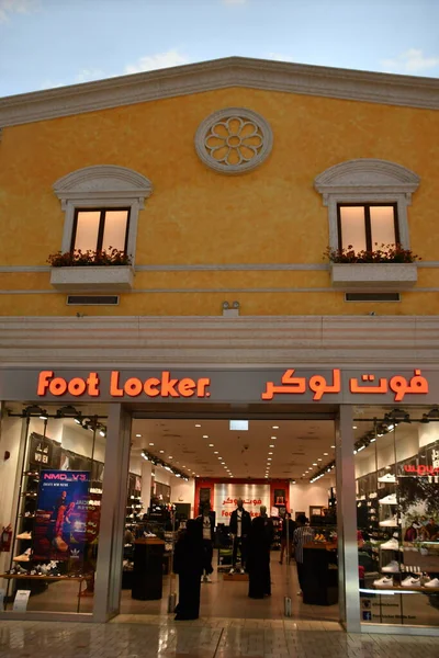 Доха Катар Feb Foot Locker Store Villaggio Mall Faba Qatar — стоковое фото