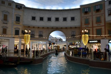 DOHA, Katar - 13 Şubat 2023 'te Katar' ın Doha kentindeki Villaggio AVM 'de görüldüğü gibi. Doha 'nın batı ucundaki Aspire Bölgesi' nde yer almaktadır..