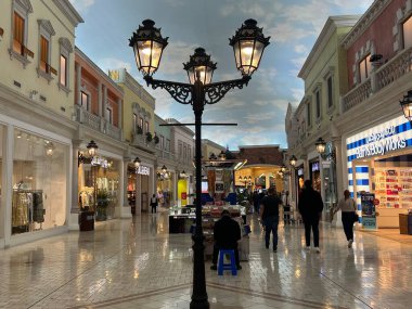 DOHA, Katar - 13 Şubat 2023 'te Katar' ın Doha kentindeki Villaggio AVM 'de görüldüğü gibi. Doha 'nın batı ucundaki Aspire Bölgesi' nde yer almaktadır..