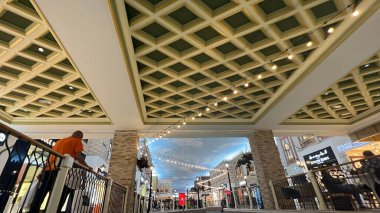 DOHA, Katar - 13 Şubat 2023 'te Katar' ın Doha kentindeki Villaggio AVM 'de görüldüğü gibi. Doha 'nın batı ucundaki Aspire Bölgesi' nde yer almaktadır..