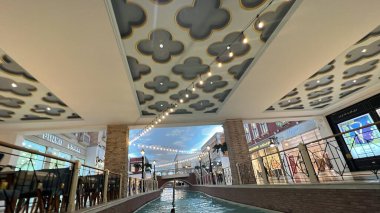 DOHA, Katar - 13 Şubat 2023 'te Katar' ın Doha kentindeki Villaggio AVM 'de görüldüğü gibi. Doha 'nın batı ucundaki Aspire Bölgesi' nde yer almaktadır..