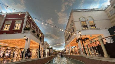 DOHA, Katar - 13 Şubat 2023 'te Katar' ın Doha kentindeki Villaggio AVM 'de görüldüğü gibi. Doha 'nın batı ucundaki Aspire Bölgesi' nde yer almaktadır..