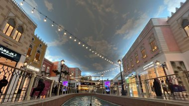 DOHA, Katar - 13 Şubat 2023 'te Katar' ın Doha kentindeki Villaggio AVM 'de görüldüğü gibi. Doha 'nın batı ucundaki Aspire Bölgesi' nde yer almaktadır..