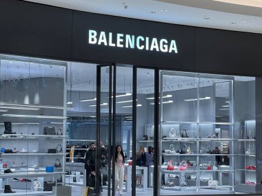 DUBAI, BAE - 14 Şubat 2023 'te Dubai, BAE' deki Balenciaga mağazasında görüldü. 12 milyon metrekarenin üzerinde, toplam alana dayalı dünyanın en büyük alışveriş merkezidir ve brüt kiralanabilir alandaki altıncı en büyük alışveriş merkezidir..