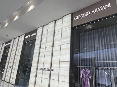 DUBAI, BAE - 14 Şubat 2023 'te Dubai, BAE' deki Dubai AVM 'de görülen Giorgio Armani mağazası. 12 milyon metrekarenin üzerinde, toplam alana dayalı dünyanın en büyük alışveriş merkezidir ve brüt kiralanabilir alandaki altıncı en büyük alışveriş merkezidir..