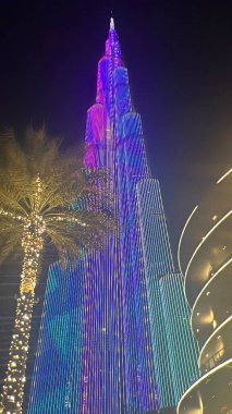 DUBAI, BAE - 15 Şubat 2023 'te Dubai, BAE' deki Burj Khalifa 'da görülen LED ışıkları.