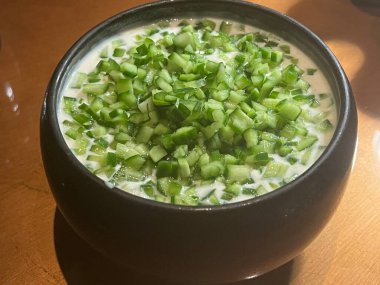 DUBAI BAE - 15 Şubat 2023 'te Dubai, BAE' deki Dubai Uluslararası Finans Merkezi 'ndeki Tresind modern Hint restoranının karnaval yemekleri.