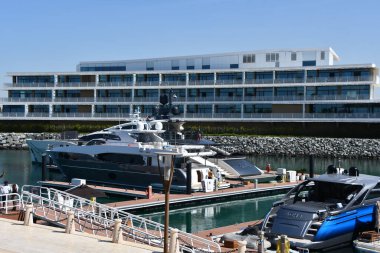 DUBAI BAE - 16 Şubat 2023 'te Dubai, BAE' deki Jumeirah Körfezi Adası 'nda görülen Bulgari Resort.