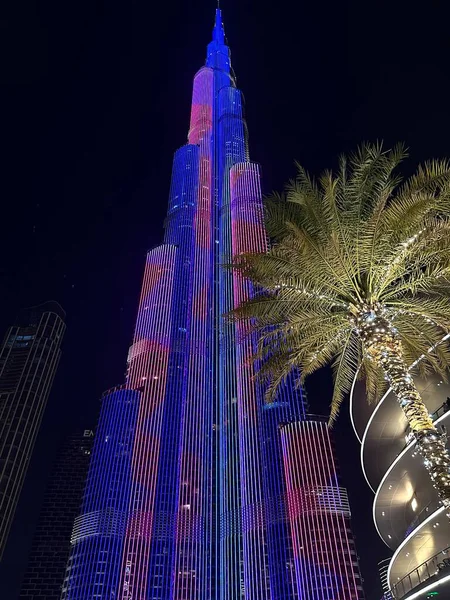 DUBAI, BAE - 15 Şubat 2023 'te Dubai, BAE' deki Burj Khalifa 'da görülen LED ışıkları.