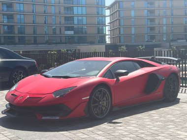 DUBAI BAE - 16 Şubat 2023 'te görüldüğü üzere Dubai, BAE' deki Jumeirah Körfezi Adası 'ndaki Bulgari Resort' un dışında pahalı bir araba bulundu..