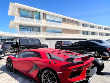 DUBAI BAE - 16 Şubat 2023 'te görüldüğü üzere Dubai, BAE' deki Jumeirah Körfezi Adası 'ndaki Bulgari Resort' un dışında pahalı bir araba bulundu..