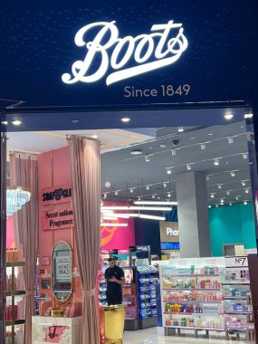 DUBAI BAE - 17 Şubat 2023 'te Dubai, BAE' deki Dubai Hills AVM 'de Boots Eczanesi.