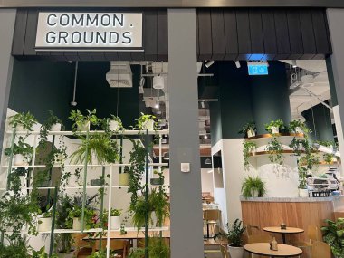 DUBAI BAE - 17 Şubat 2023 'te Dubai, BAE' deki Dubai Hills Alışveriş Merkezi 'nde ortak alanlar.