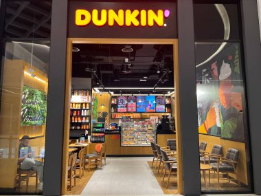 DUBAI BAE - 17 Şubat 2023 'te Dubai, BAE' deki Dubai Hills AVM 'deki Dunkin mağazası.