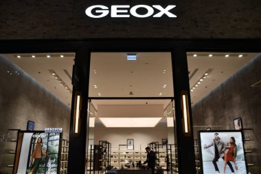 DUBAI BAE - 17 Şubat 2023 'te Dubai, BAE' deki Dubai Hills AVM 'de görülen Geox mağazası.