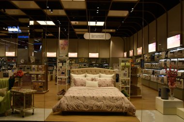 DUBAI BAE - 17 Şubat 2023 'te Dubai, BAE' deki Dubai Hills AVM 'de görülen Jashanmal mağazası.