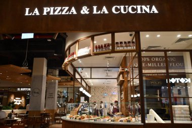 DUBAI BAE - 17 Şubat 2023 'te Dubai Hills AVM' de görülen La Pizza & La Cucina.