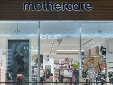 DUBAI BAE - 17 Şubat 2023 'te Dubai, BAE' deki Dubai Hills AVM 'de görülen Mothercare mağazası.