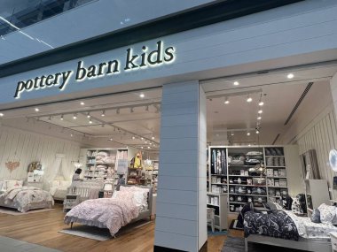 DUBAI BAE - 17 Şubat 2023 'te Dubai, BAE' deki Dubai Hills Alışveriş Merkezi 'ndeki Pottery Barn Kids mağazasında görüldü..