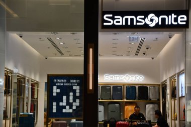 DUBAI BAE - 17 Şubat 2023 'te Dubai, BAE' deki Dubai Hills AVM 'de görülen Samsonite mağazası.