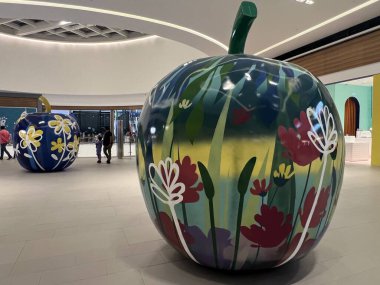 DUBAI BAE - 17 Şubat 2023 'te Dubai, BAE' deki Dubai Hills AVM 'de görülen Apple heykeli.